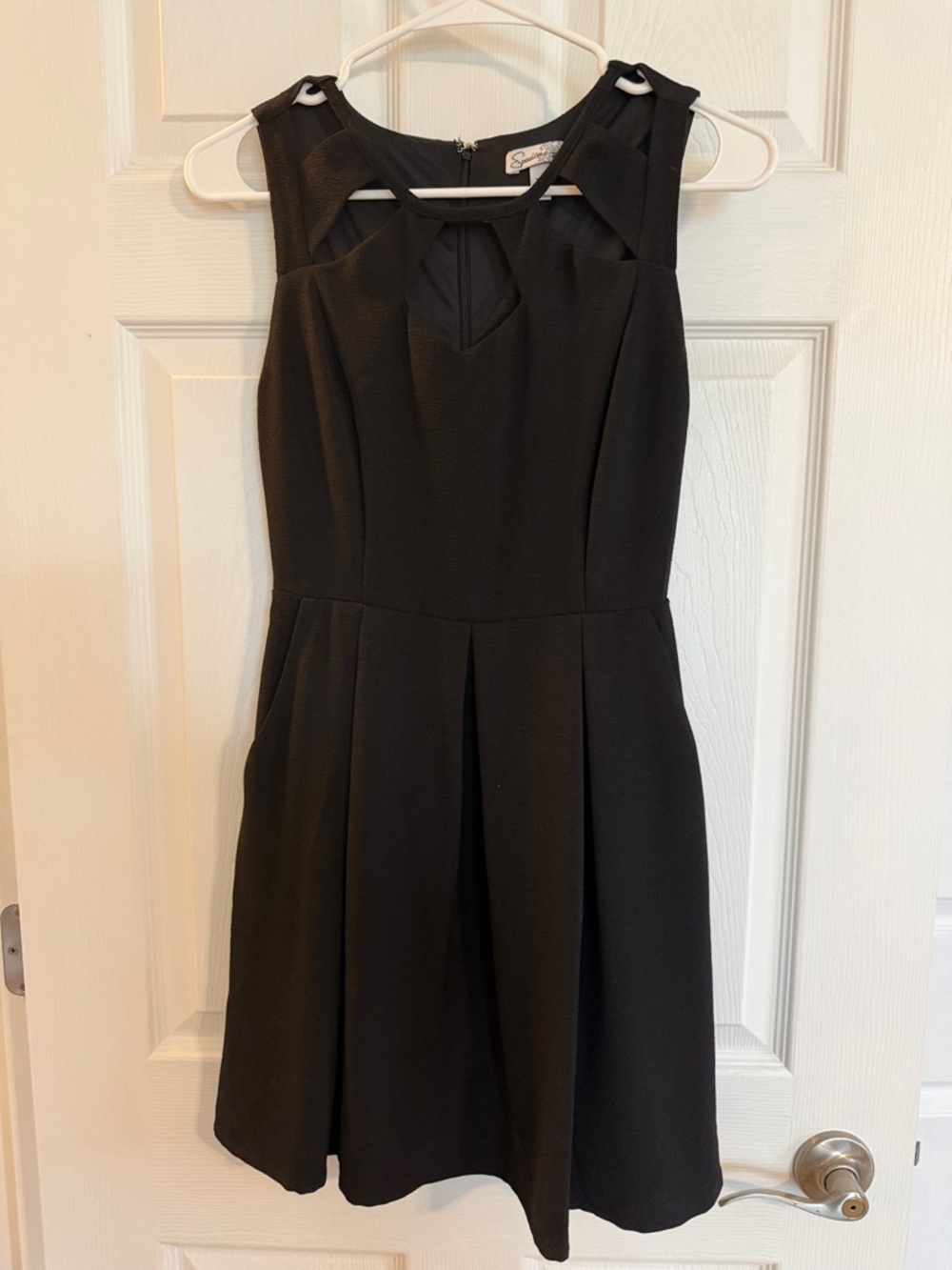 Women’s Black Sleeveless Mini Dress with Keyhole Detail Perfect for Party Dance